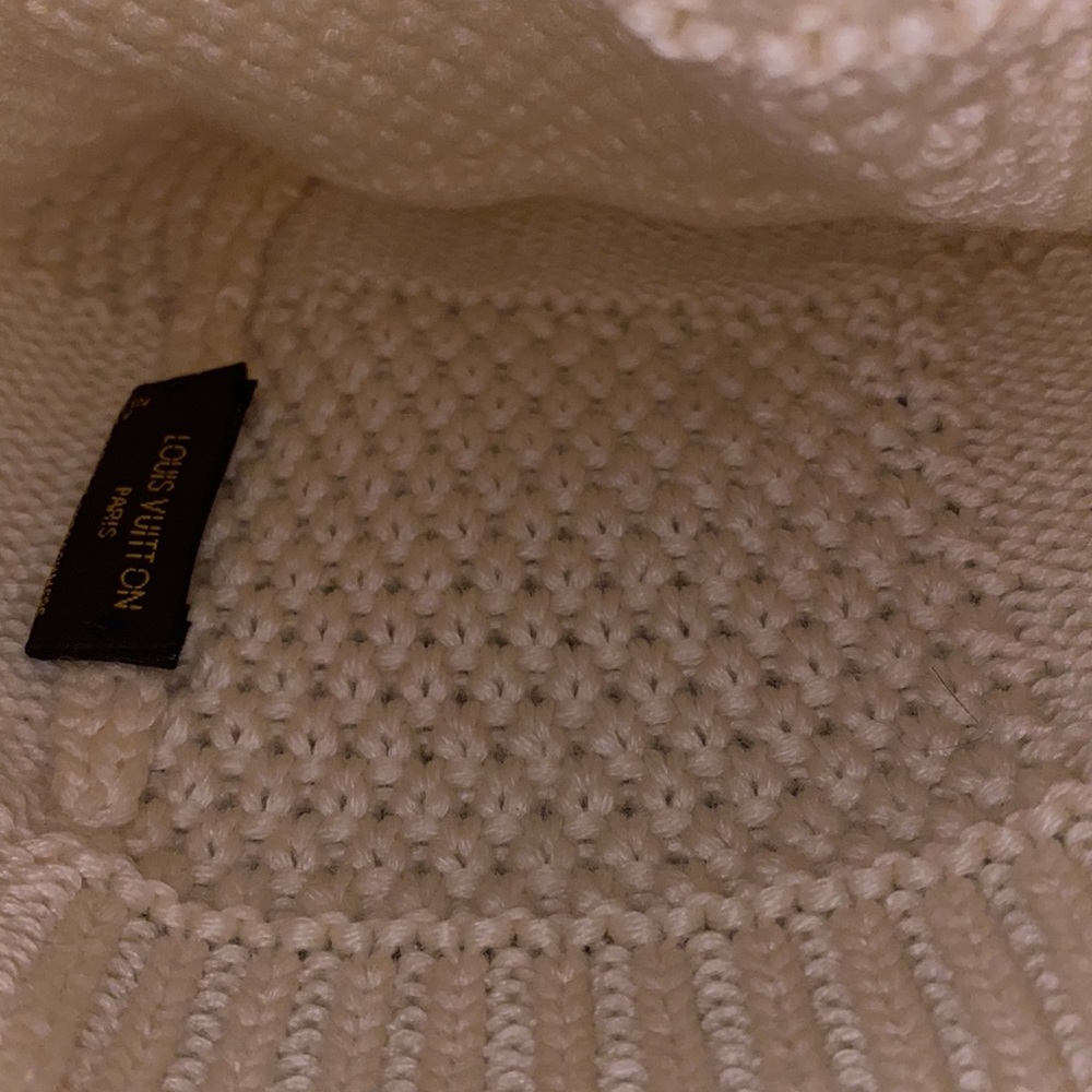 Louis Vuitton matching scarf & beanie set - Picture 4 of 7